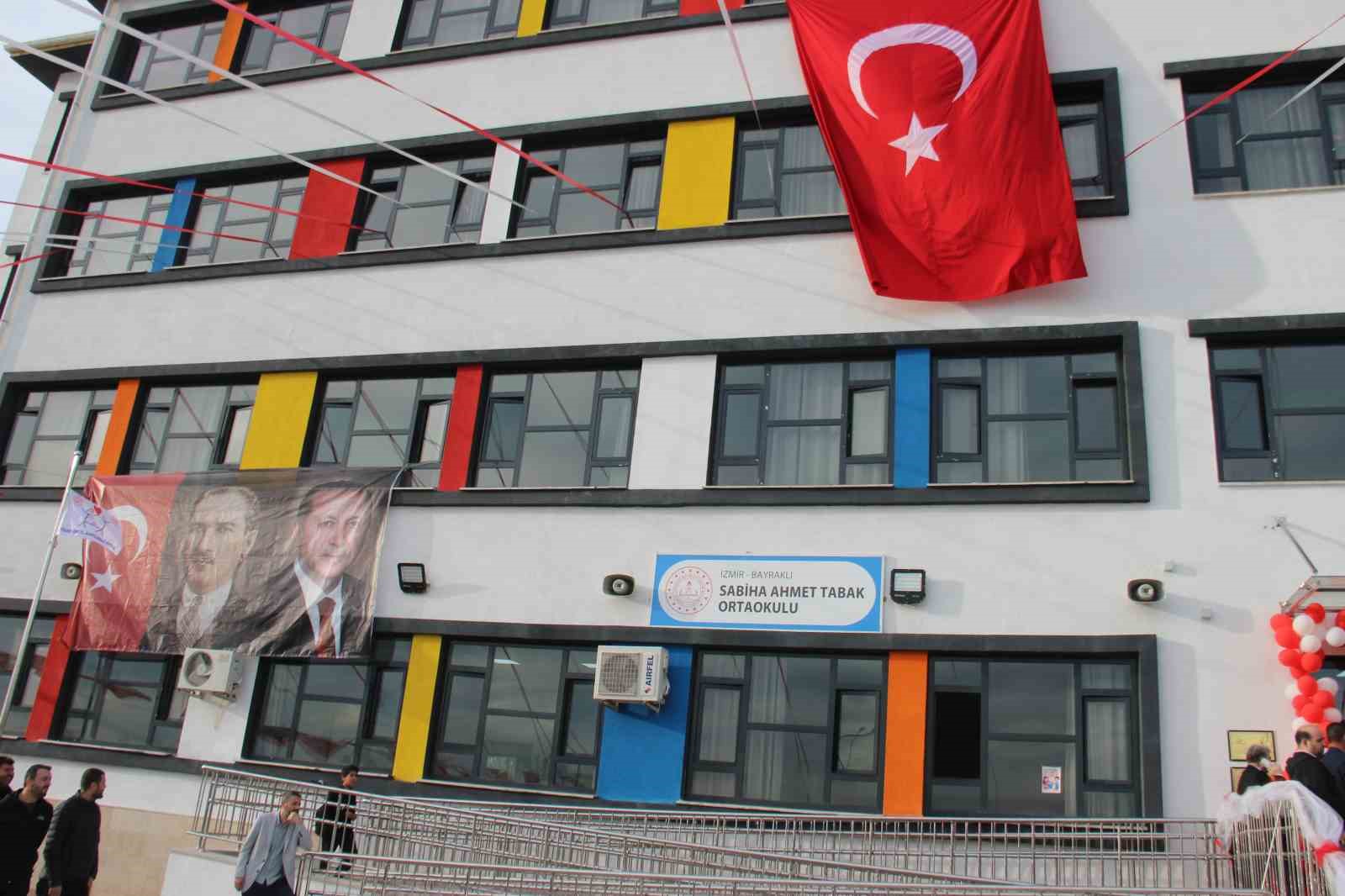 İzmir&rsquo;de depremde hasar g&ouml;r&uuml;nce yeniden yapılan 4 okulun a&ccedil;ılışı ger&ccedil;ekleştirildi
