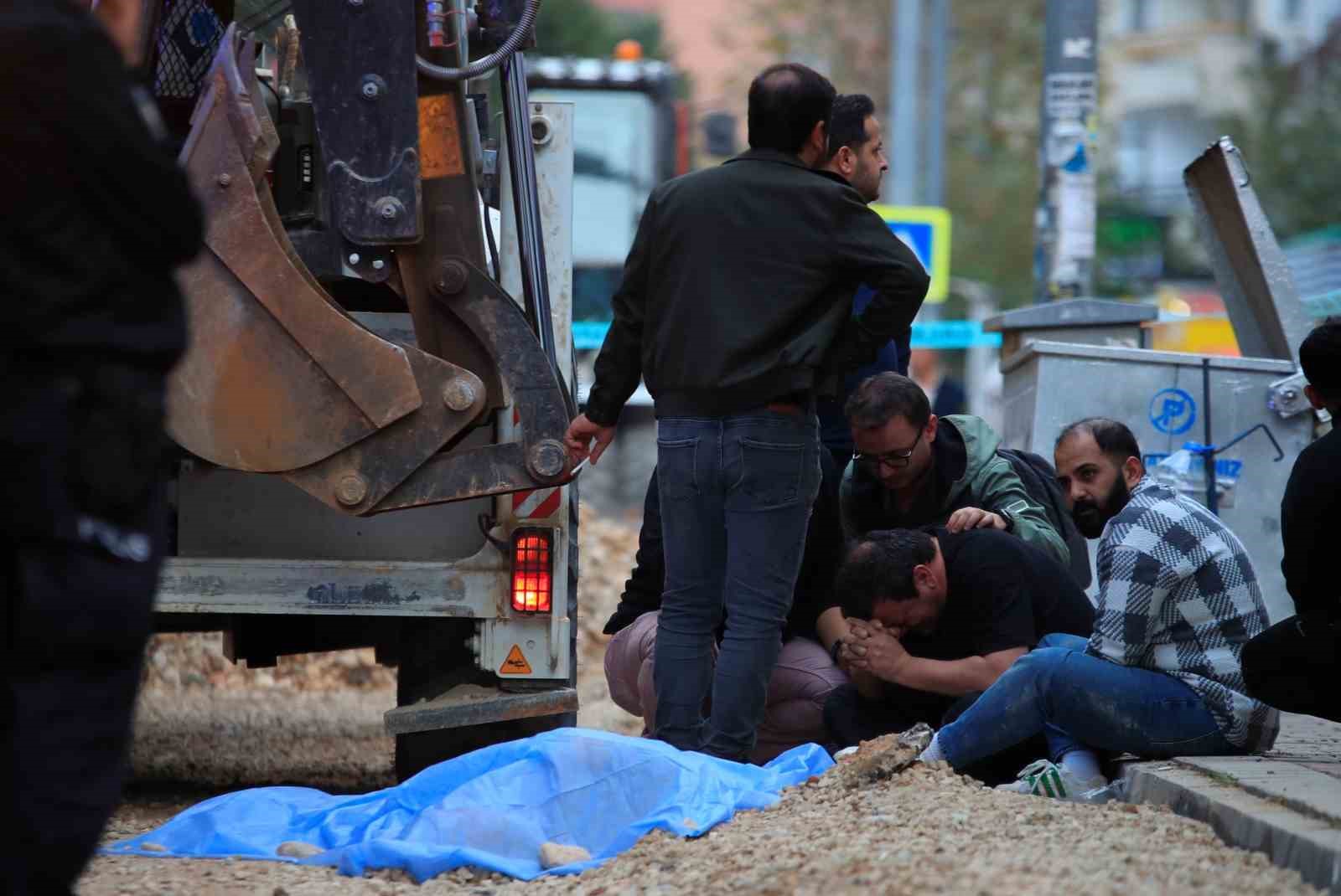 Ekmek almaya giderken kepçenin altında kalan yaşlı adam hayatını kaybetti