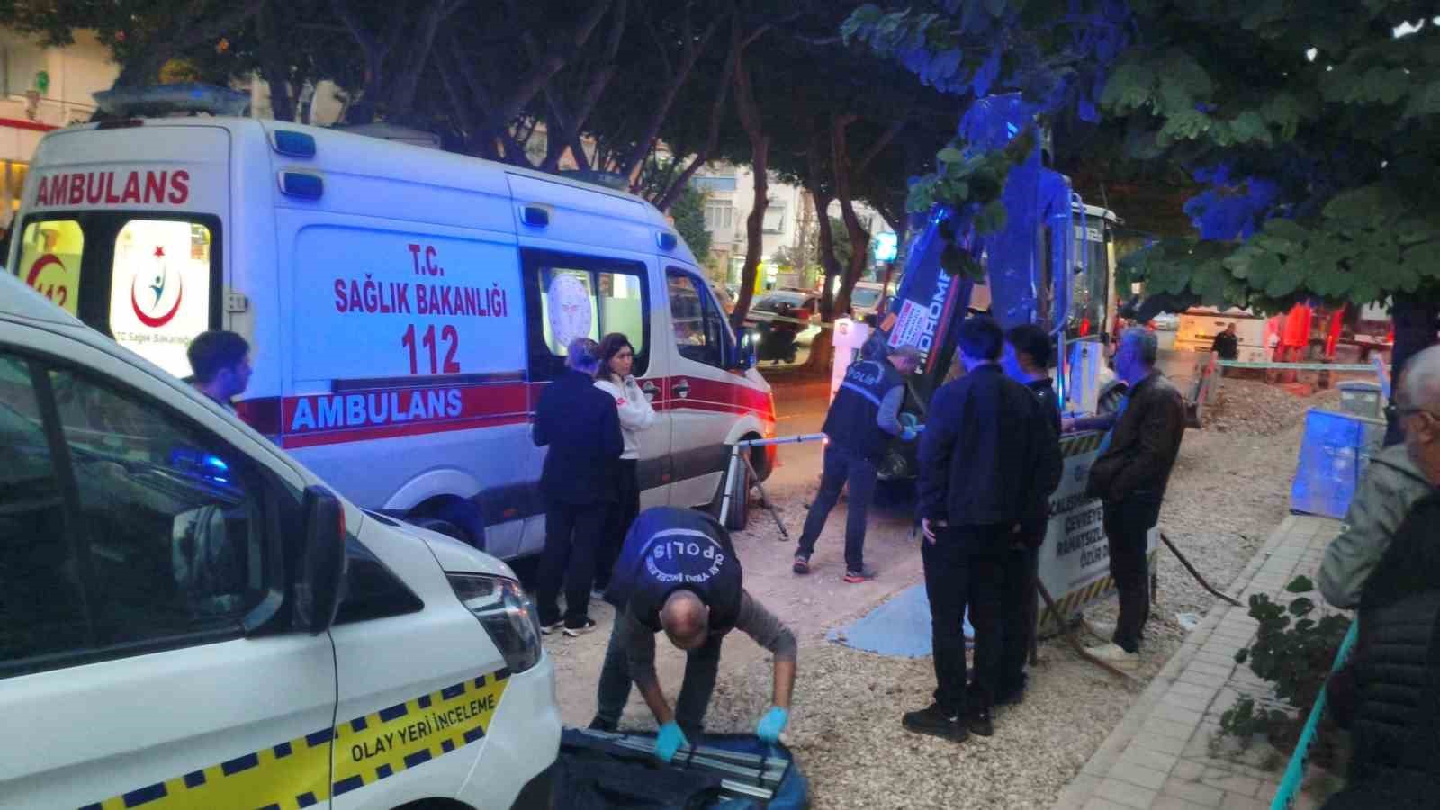 Ekmek almaya giderken kep&ccedil;enin altında kalan yaşlı adam hayatını kaybetti
