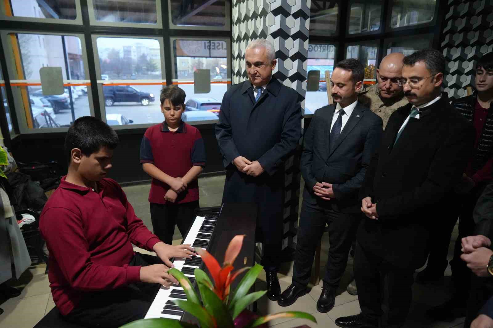 24 Kasım Öğretmenler Günü Muş’ta törenle kutlandı
