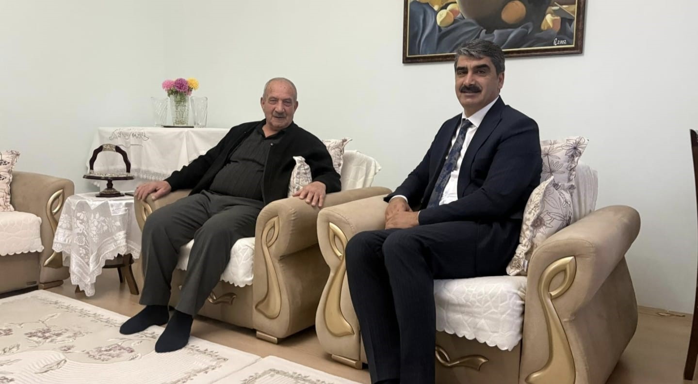 Aşkale Belediye Başkanı Şenol Polat&rsquo;tan 24 Kasım &Ouml;ğretmenler G&uuml;n&uuml; ziyaretleri
