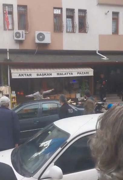 Bı&ccedil;akla dehşet sa&ccedil;mıştı: O anlar kamerada
