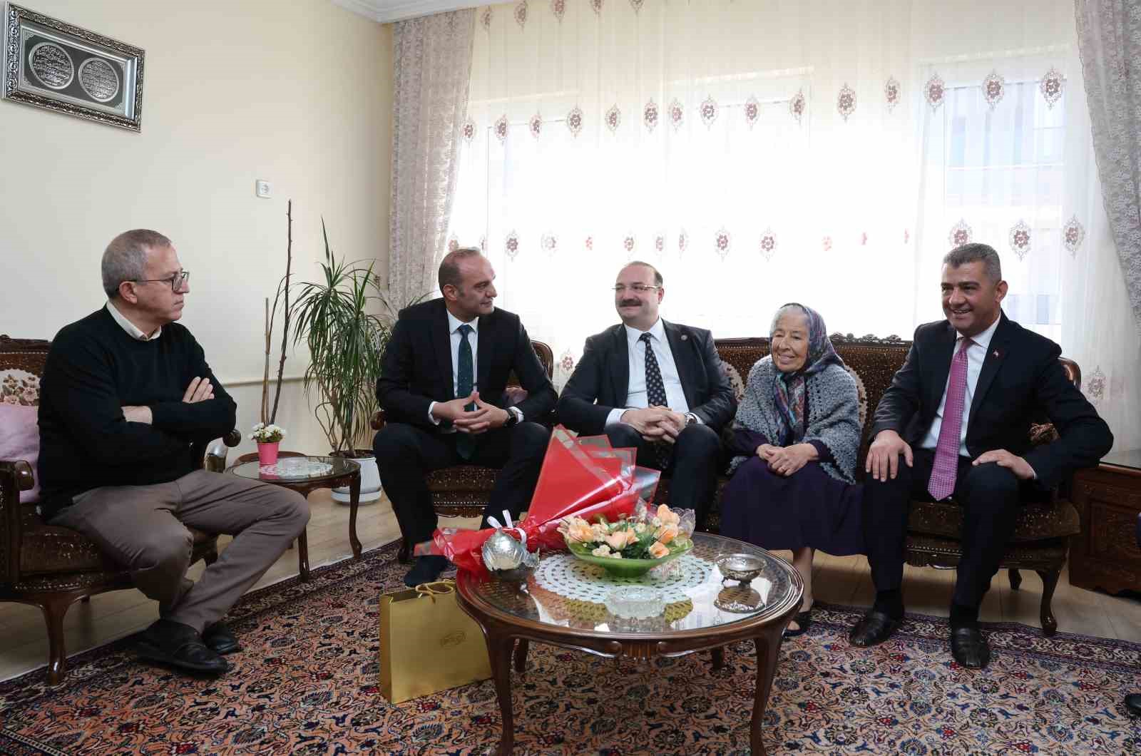 Rekt&ouml;r Hacım&uuml;ft&uuml;oğlu&rsquo;ndan anlamlı &ouml;ğretmenler g&uuml;n&uuml; ziyareti
