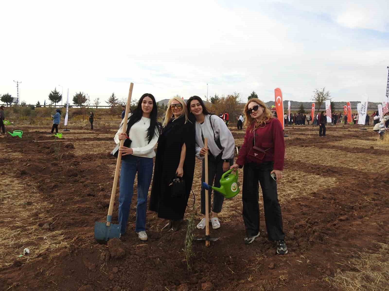 Kilis’te "Çiftçiye Hayat Olsun" projesinde 10 bin fidan toprakla buluştu