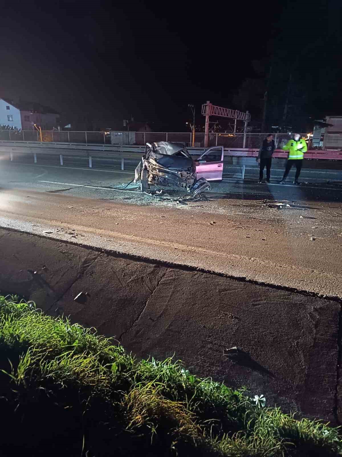 Demir bariyerlere çarpan otomobil parçalandı: Sürücü yaralandı