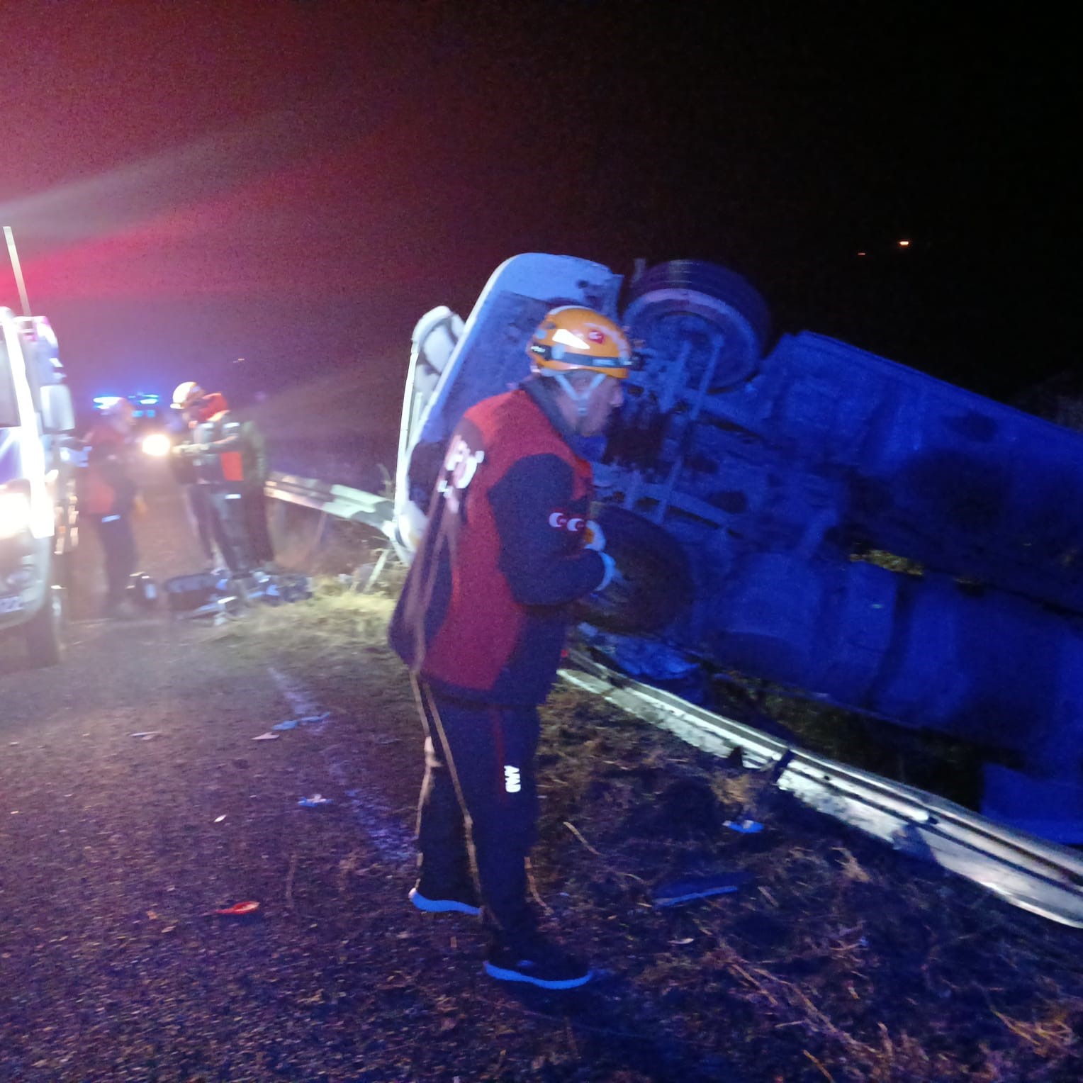 Elazığ’da bariyerlere çarpan kamyon devrildi: 1 yaralı