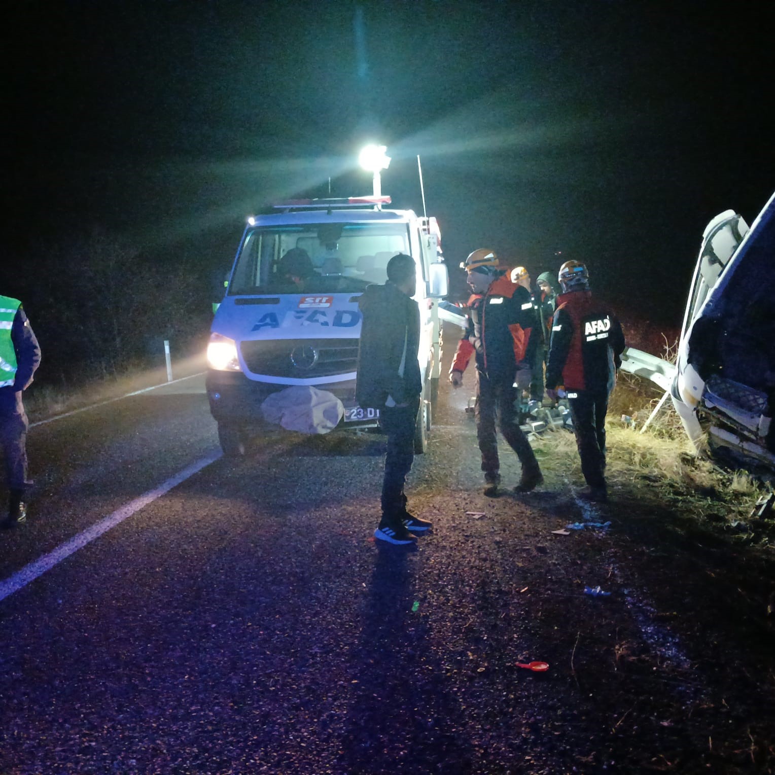 Elazığ&rsquo;da bariyerlere &ccedil;arpan kamyon devrildi: 1 yaralı
