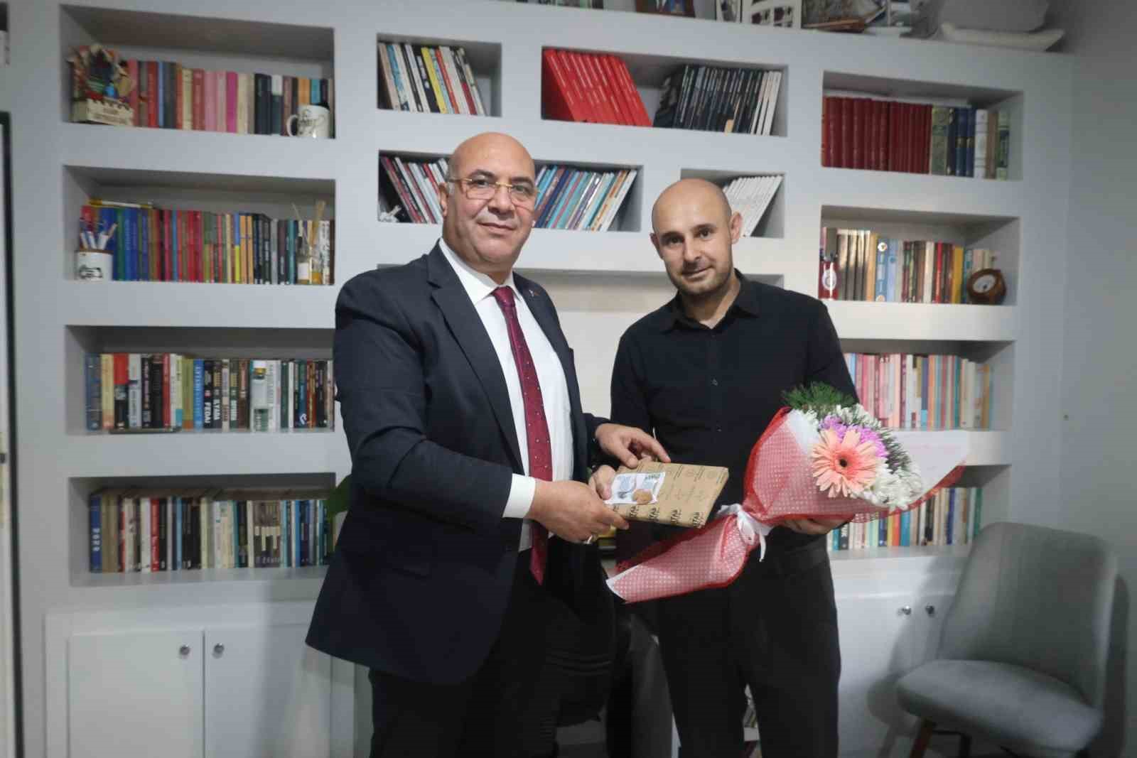 Van’da bıçaklı saldırıda yaralanan öğretmene moral ziyareti