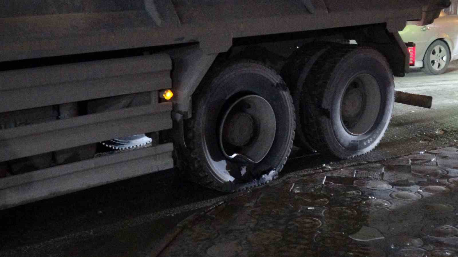 Hafriyat kamyonunun patlayan lastiği iş yerinin camlarını kırdı