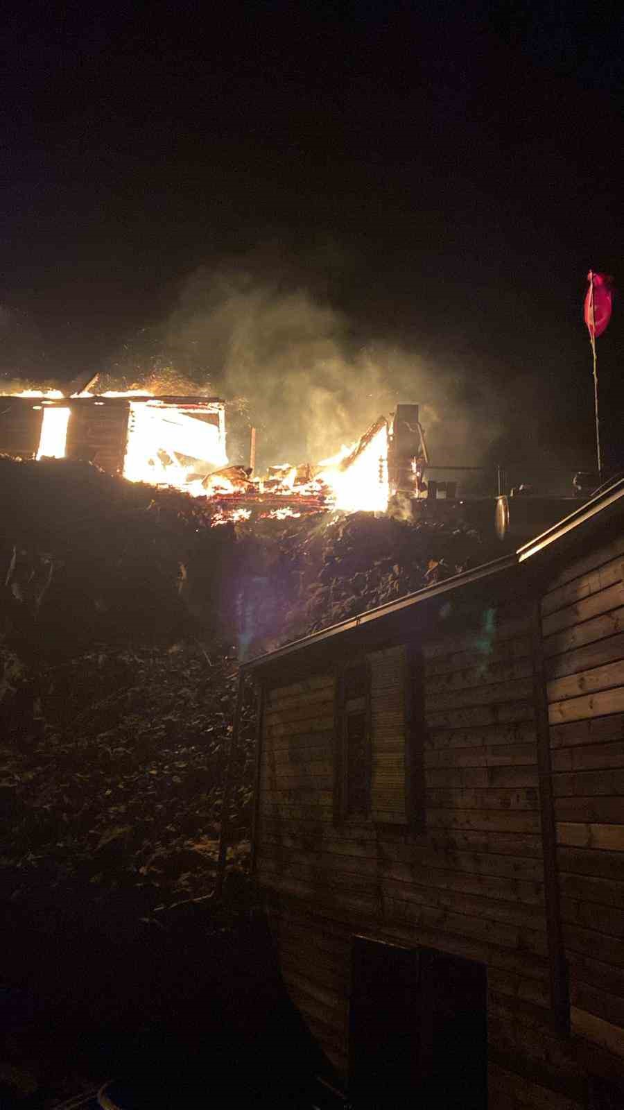 Kırklar Dağı Mescidi çıkan yangında kül oldu
