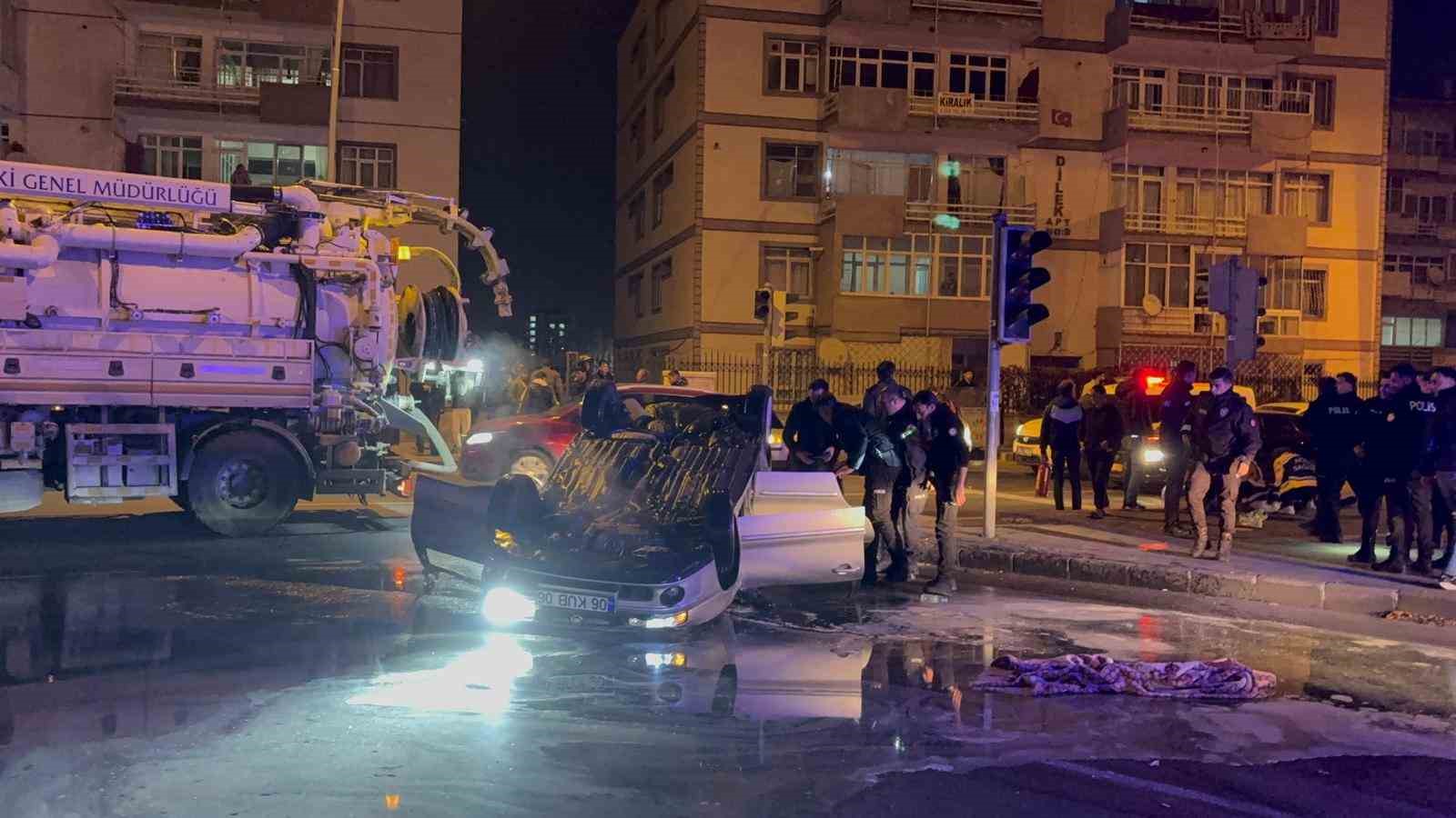 ‘Dur’ ihtarına uymayarak kaçan otomobil takla attı: 2 yaralı