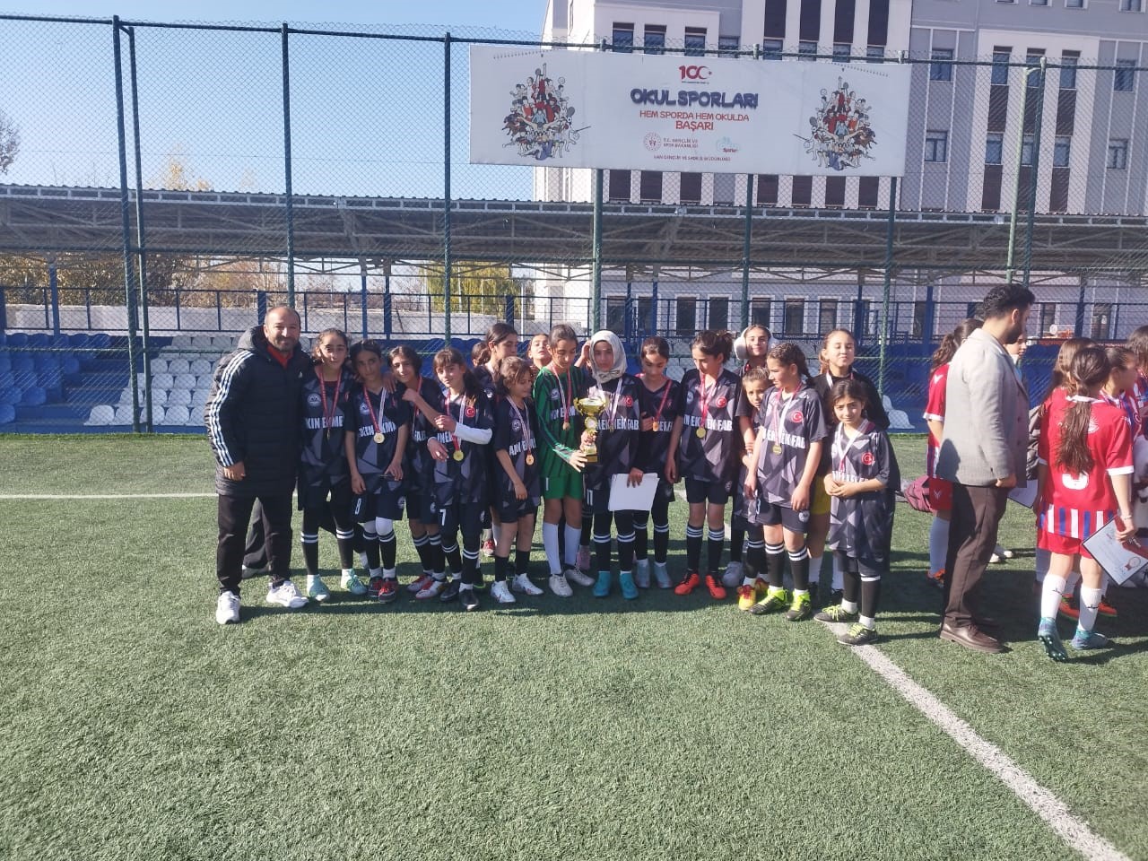 Özalplı kız futbol takımı il birincisi oldu