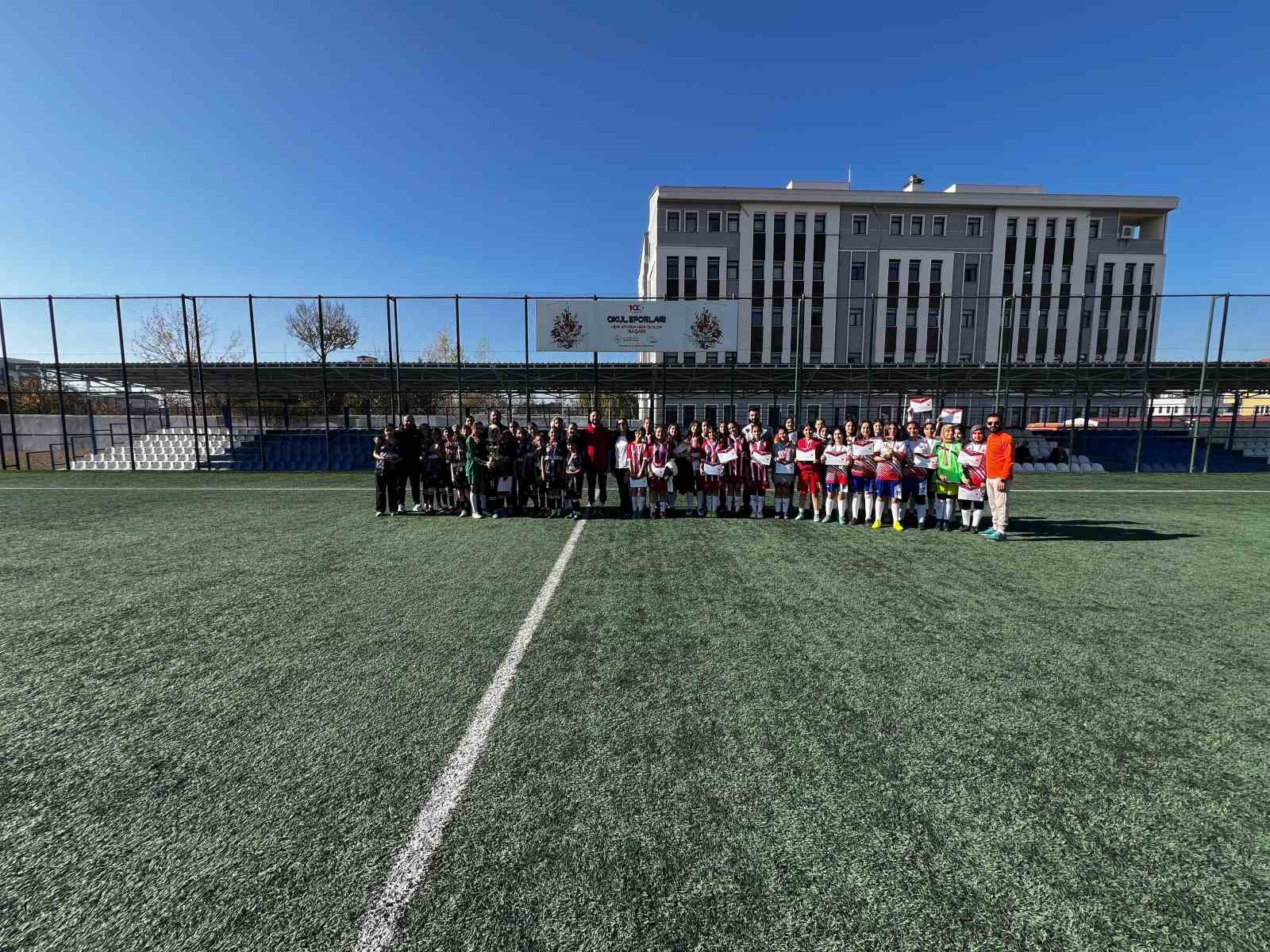 &Ouml;zalplı kız futbol takımı il birincisi oldu
