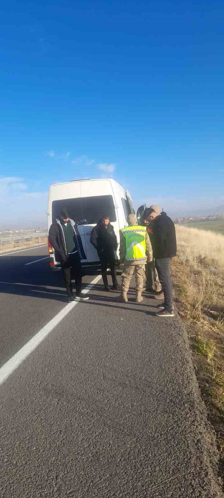 Tutak'ta trafik kazasında üç kişi yaralandı, birinin durumu ağır - İHA