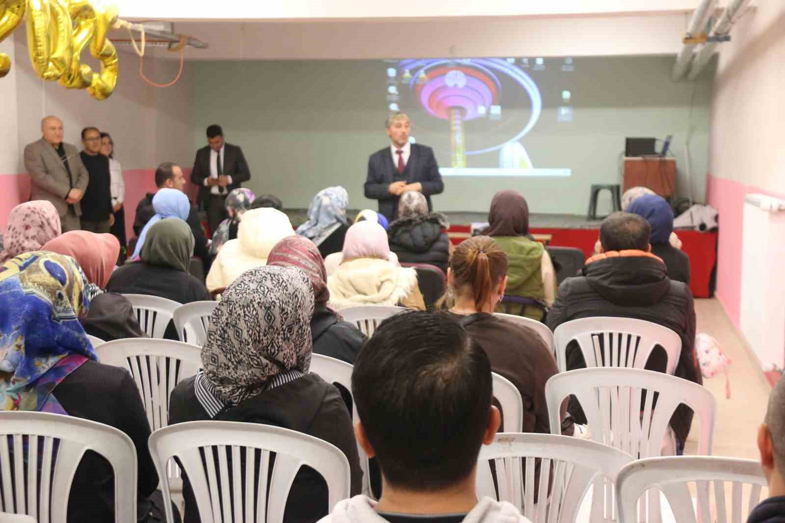 Müdür Yılmaz: "Telefonla oyalandığı kadar çocuğuna ilgi göstermeyen velilerimiz var"