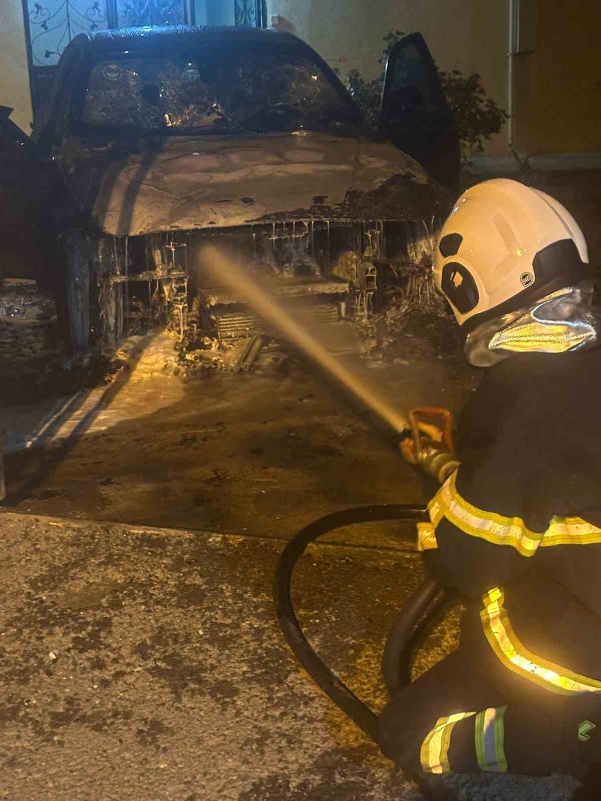 Park halindeki otomobil alevlere teslim oldu
