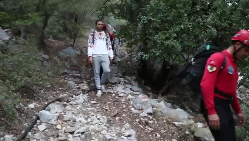 Yürüyüş sırasında kaybolan 2 genç, 15 saat sonra JAK timleri tarafından bulundu