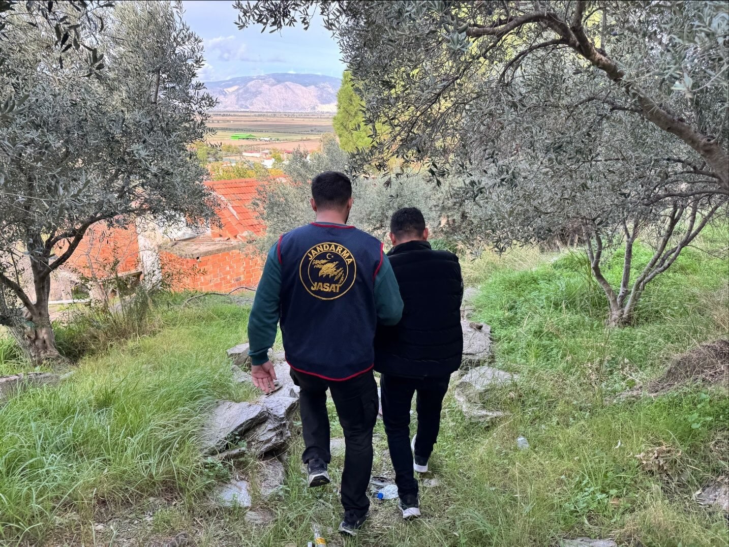 Firari şahıs ormanlık arazide saklanırken yakalandı