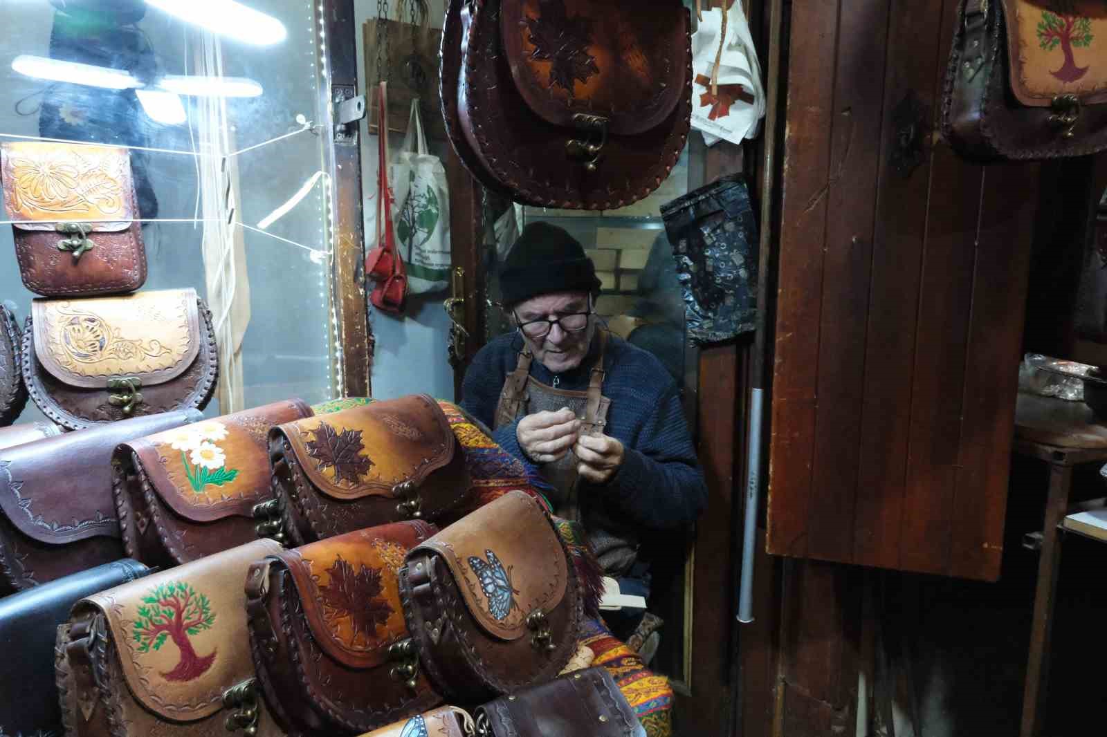 66 yıldır teknolojiye direnerek çanta yapıyor
