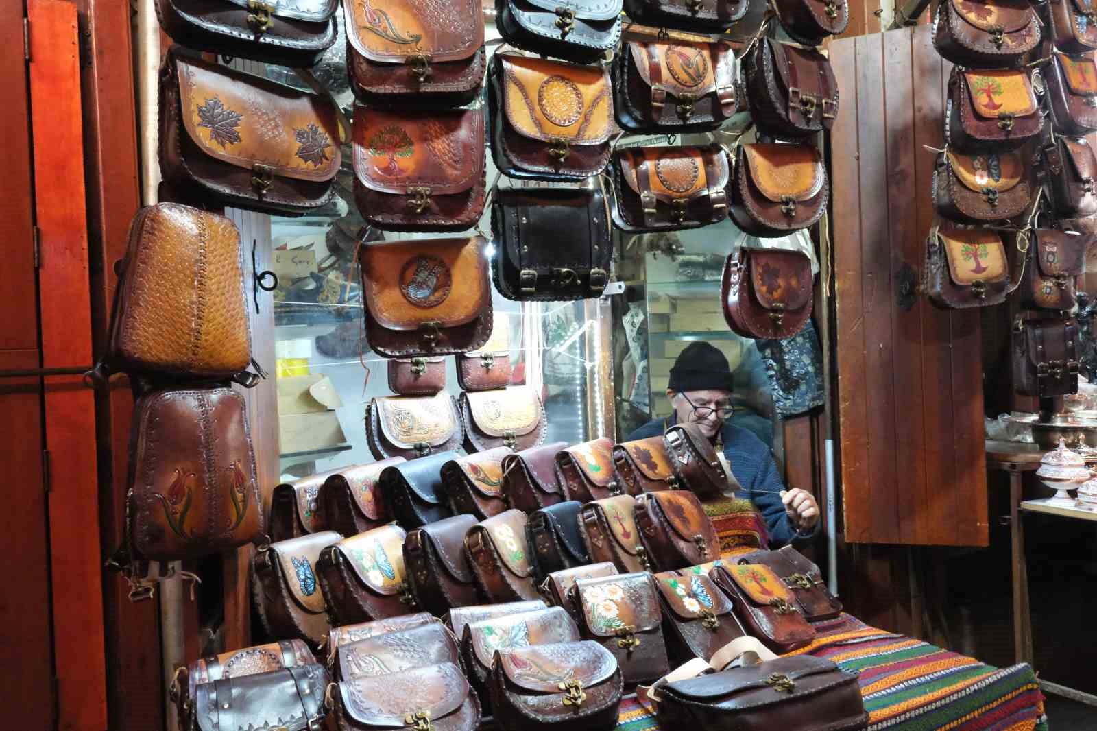 66 yıldır teknolojiye direnerek çanta yapıyor
