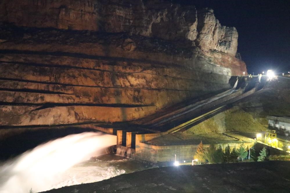 7 yıl &ouml;nce baraj kapağı kırılmıştı, şimdi kapağa ulaşacak su yok
