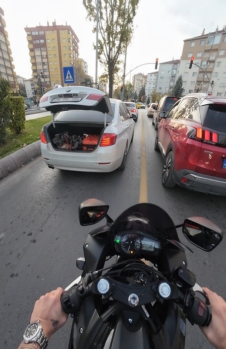 Trafikte bagajı a&ccedil;ık kalan aracın yardımına motosiklet s&uuml;r&uuml;c&uuml;s&uuml; yetişti
