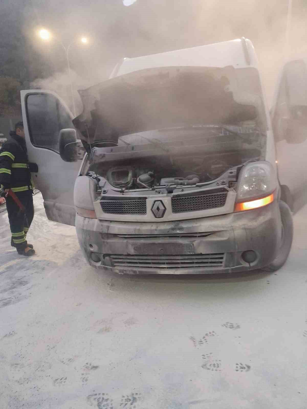 Bilecik’te araç yangını büyümeden söndürüldü