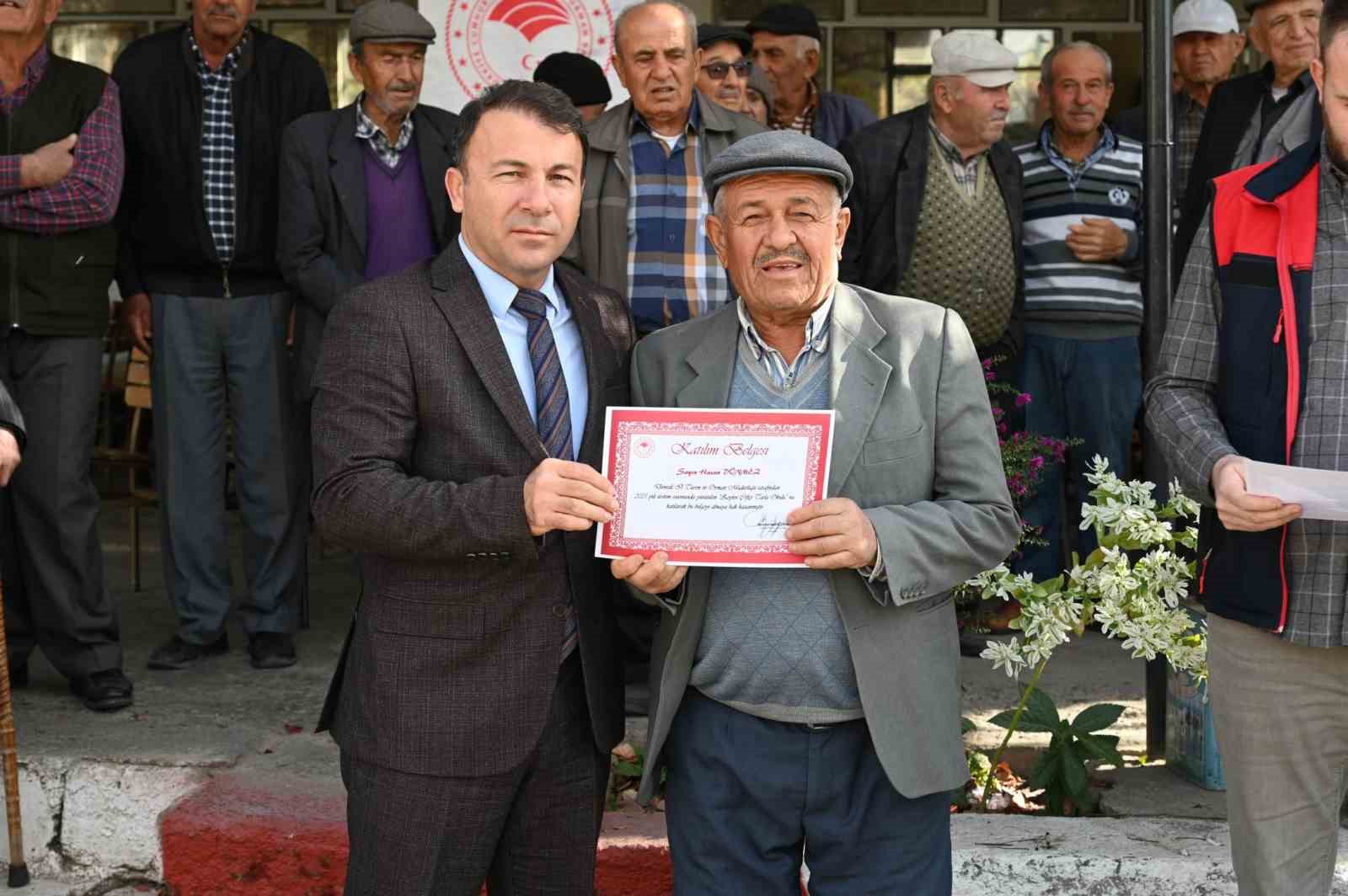 Tavas’ta zeytin seferberliği kapsamında açılan Tarla Okulu ilk mezunlarını verdi