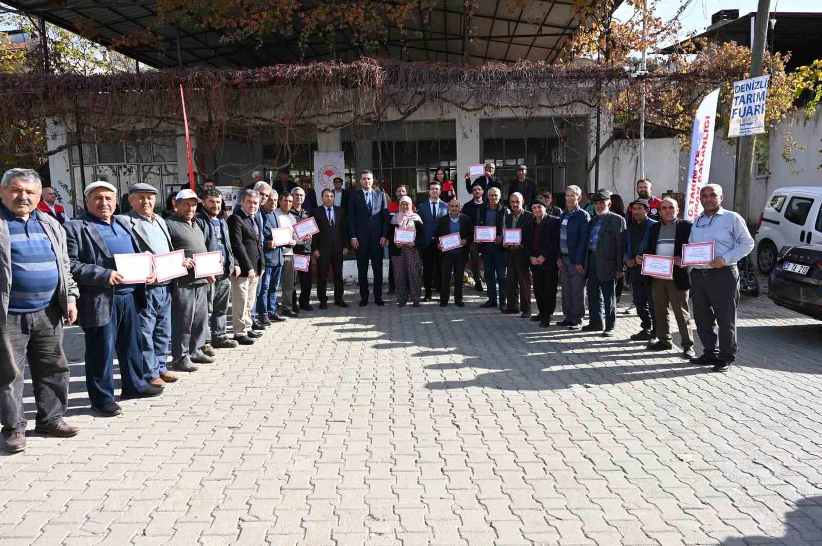 Tavas’ta zeytin seferberliği kapsamında açılan Tarla Okulu ilk mezunlarını verdi
