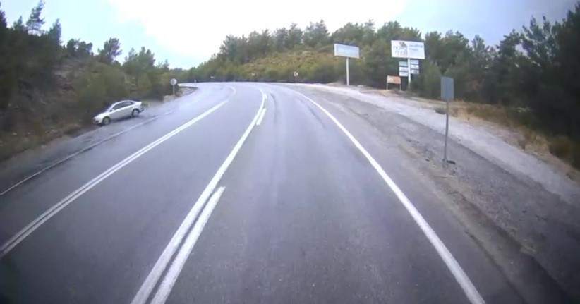 Antalya’da yağış nedeniyle kayganlaşan yolda otomobil takla attı: 2 yaralı