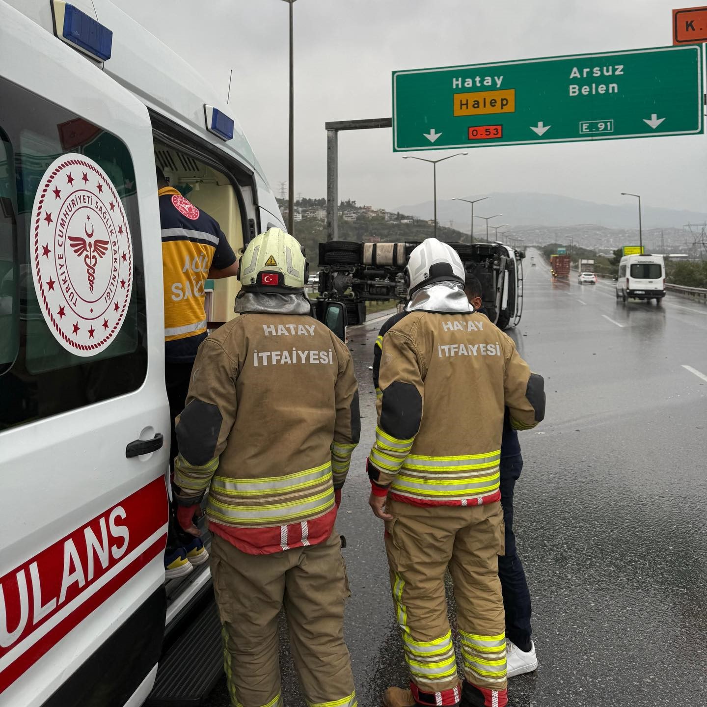 İskenderun&rsquo;da devrilen tırın s&uuml;r&uuml;c&uuml;s&uuml; yaralandı
