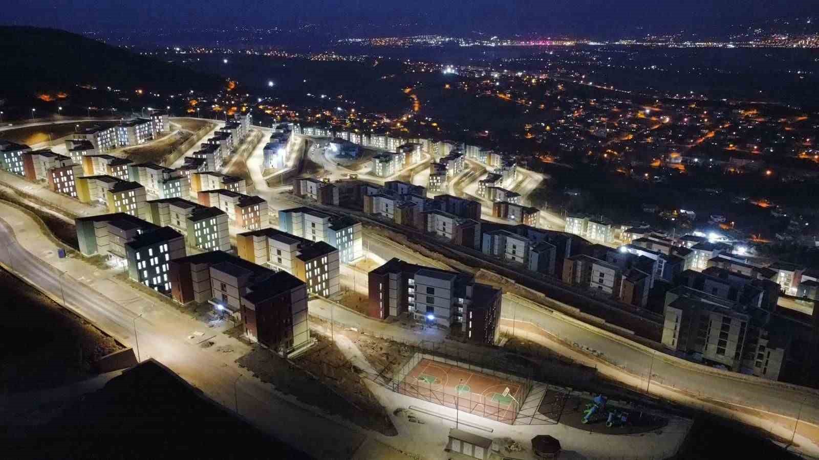 Vatandaşlar deprem konutları çevresinde güvenlik tedbirlerinin artırılmasını istedi