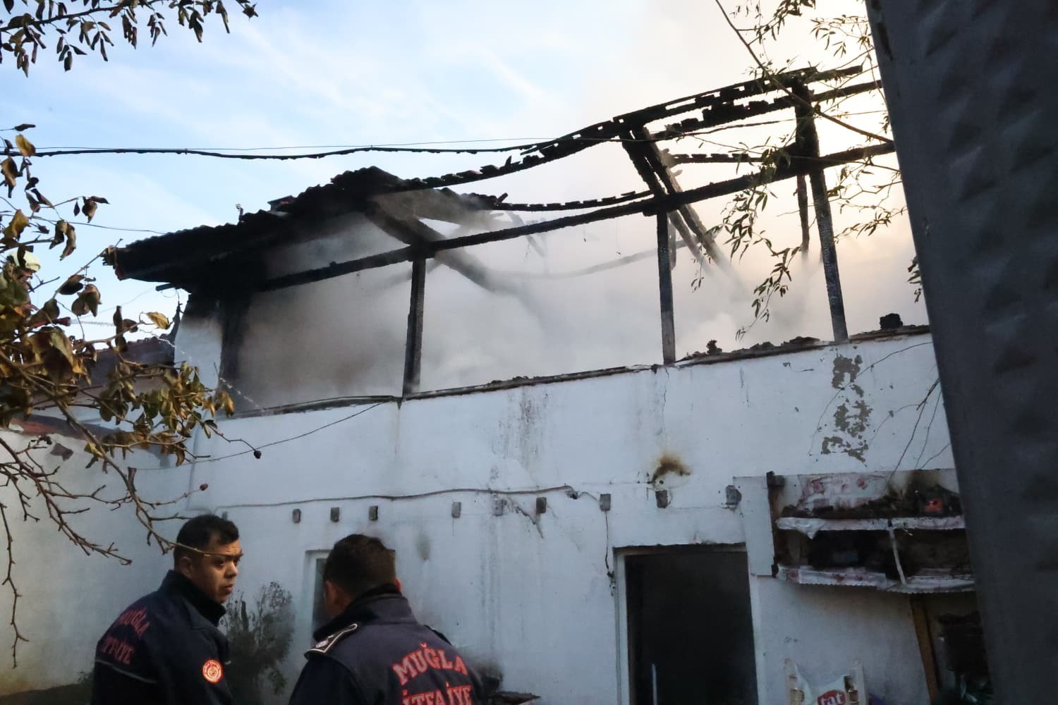 Menteşe&rsquo;deki yangında 2 ev kullanılmaz hale geldi
