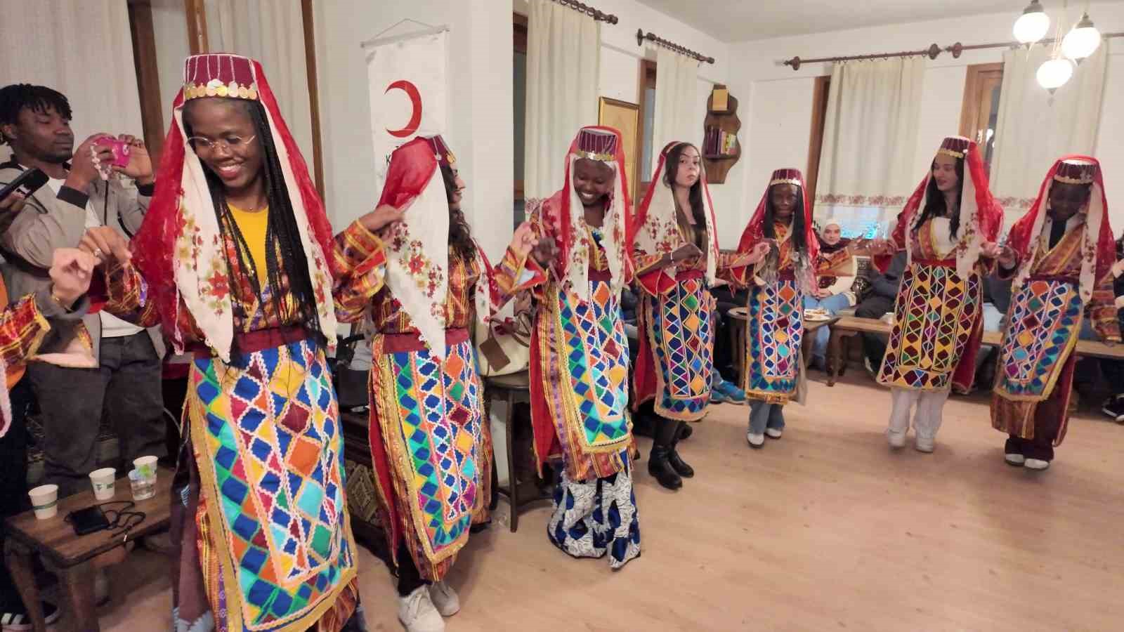 Afrikalı öğrenciler Yozgat’ta halay çekti, türküler söyledi
