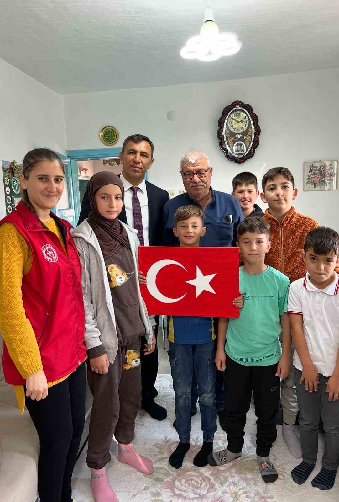 Beylikova Gen&ccedil;lik Merkezi&rsquo;nden emekli &ouml;ğretmene anlamlı ziyaret
