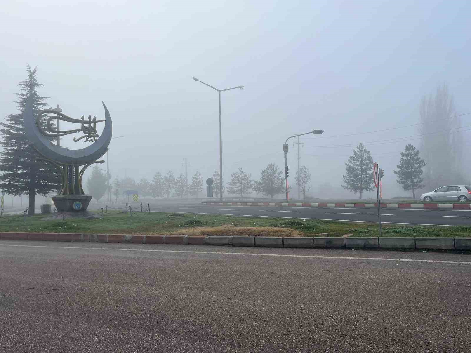 Tavşanlı şehir i&ccedil;erisinde sabah saatlerinde g&ouml;r&uuml;ş mesafesi 50 metreye d&uuml;şt&uuml;
