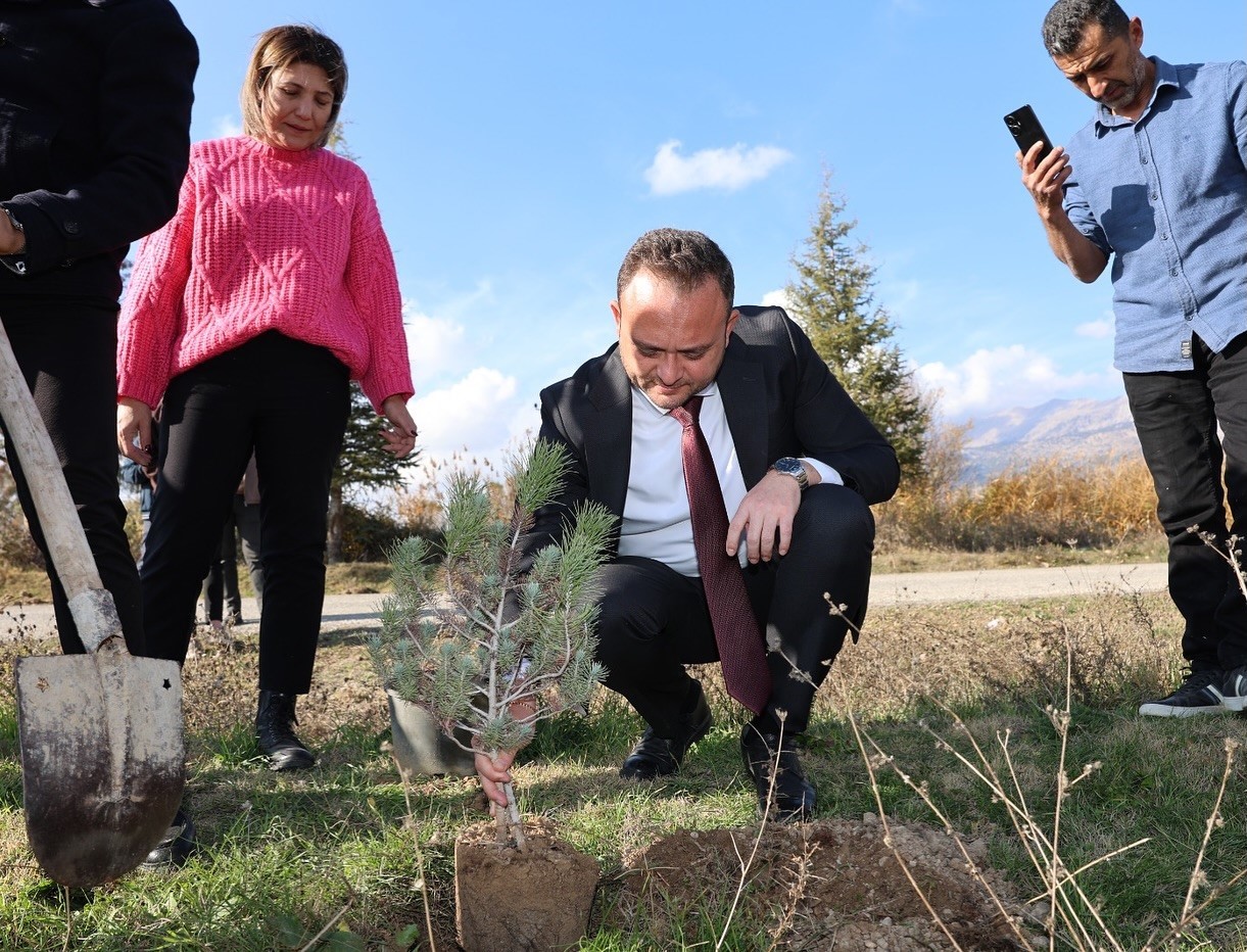 Çivril’de öğretmenler anısına fidan dikimi yapıldı