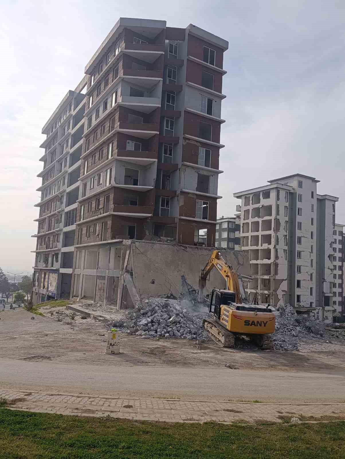 Kahramanmaraş’ta ağır hasarlı binaların yıkımında sona gelindi