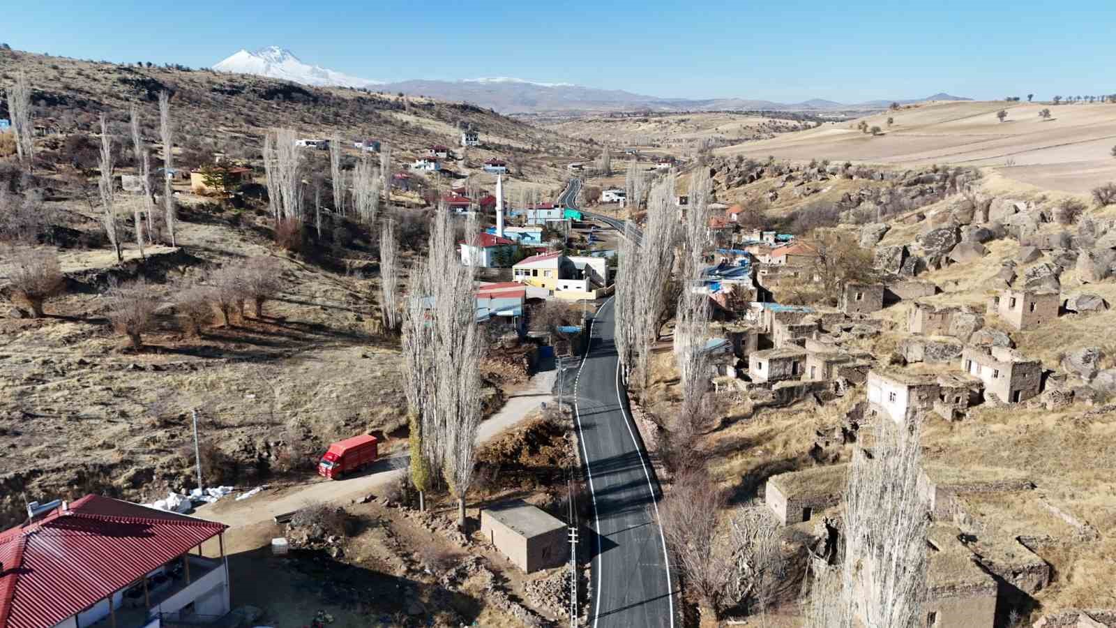 Tomarza&rsquo;da 3 mahallenin ana yollarının sıcak asfaltı tamamlandı
