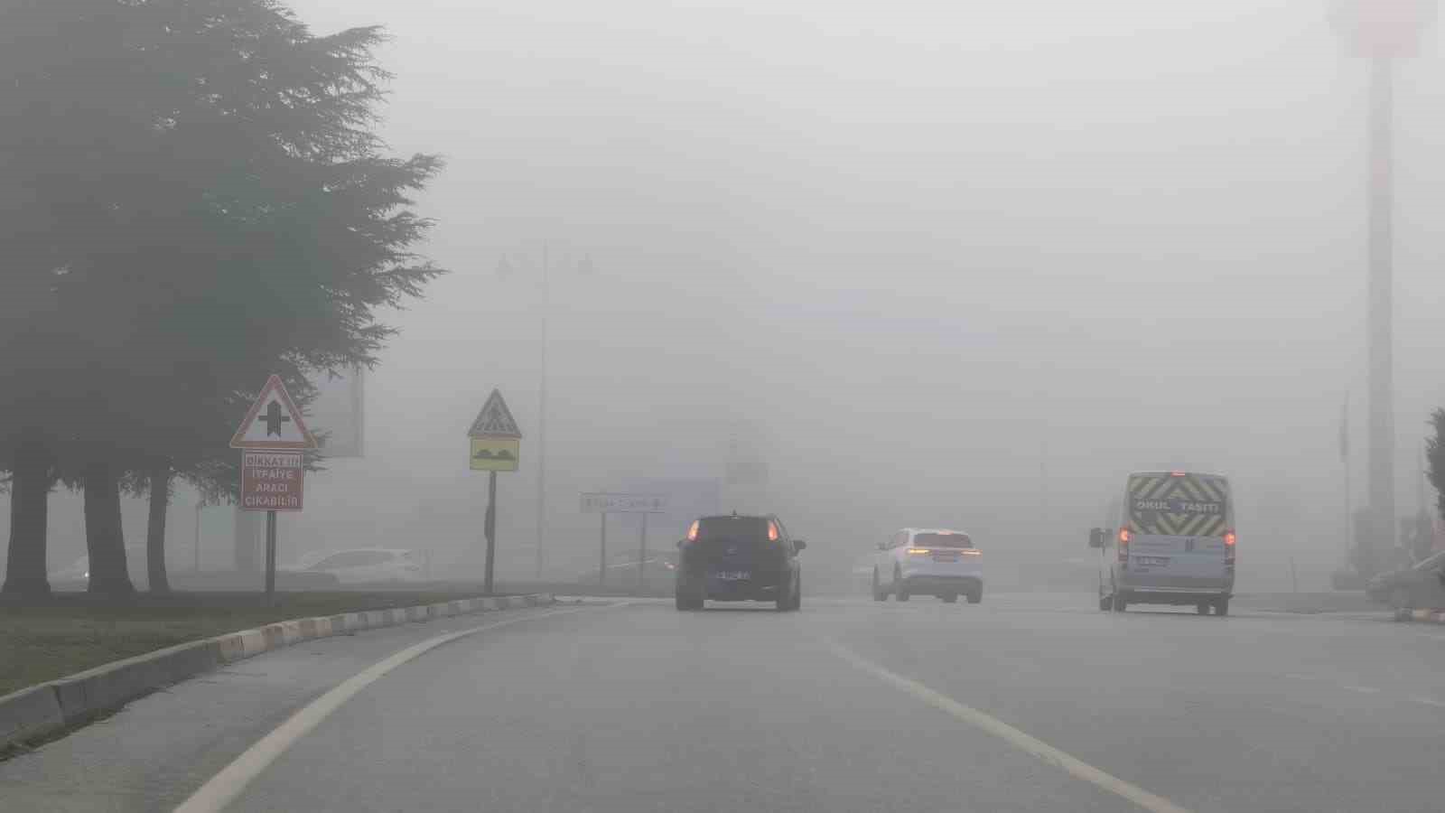 İnegöl’de etkili sis, görüş mesafesini 10 metreye düşürdü