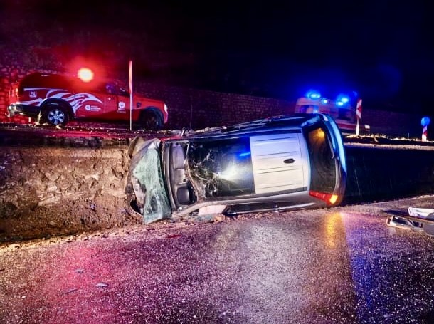 Antalya’da kontrolden çıkan otomobil yan yattı: 3 yaralı