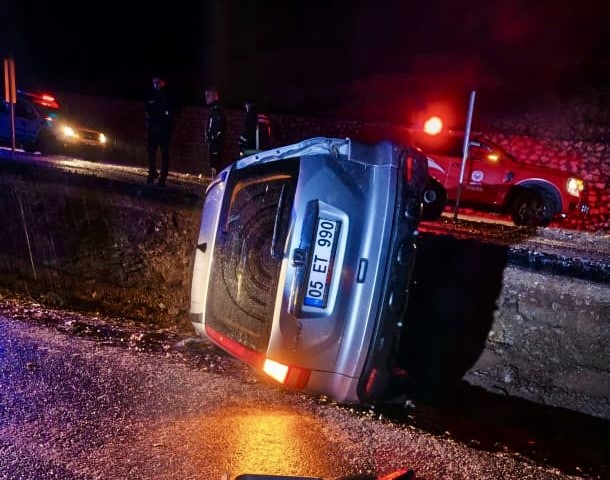 Antalya’da kontrolden çıkan otomobil yan yattı: 3 yaralı