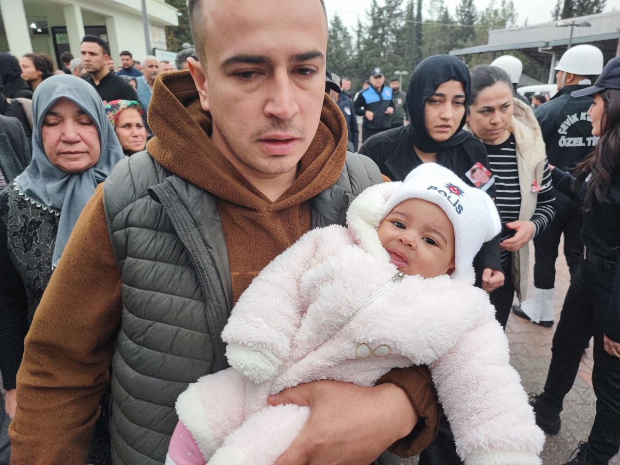 Lösemiye yenik düşen genç polisi 8 aylık kızı üzerinde ’polis’ yazan beresiyle uğurladı