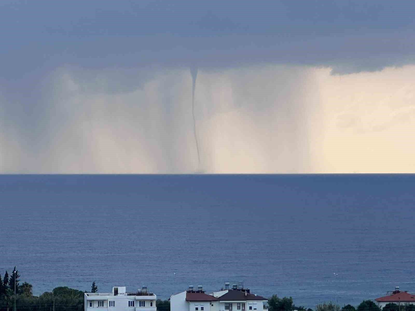 Antalya’da ardı ardına çıkan hortumlar kamerada