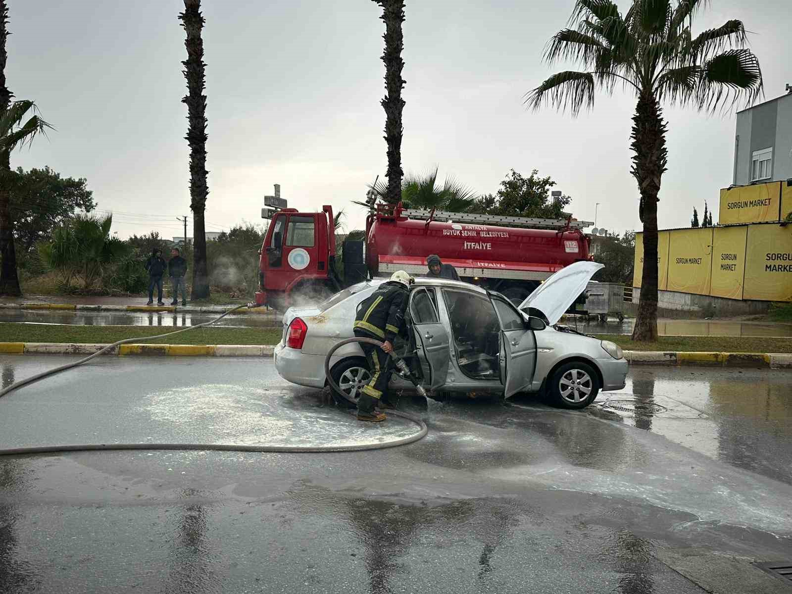 Seyir halindeki otomobil yandı: Sürücü kendisini araçtan dışarı attı