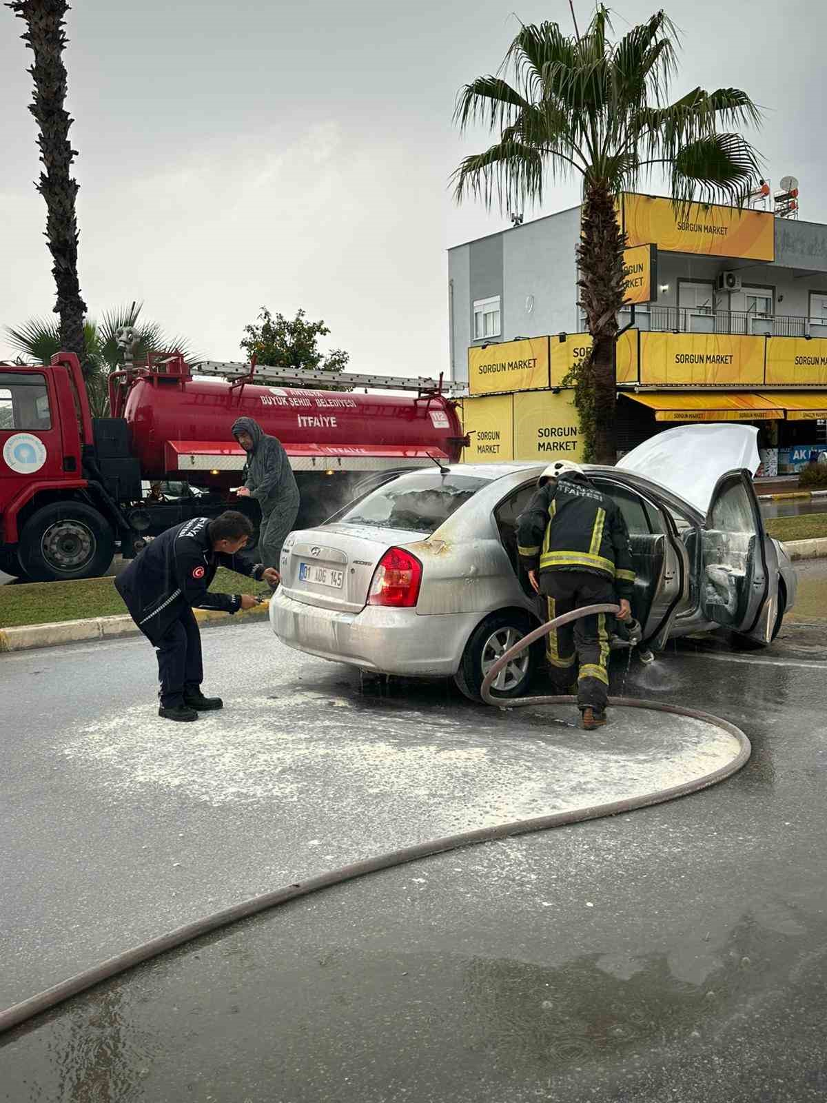 Seyir halindeki otomobil yandı: S&uuml;r&uuml;c&uuml; kendisini ara&ccedil;tan dışarı attı
