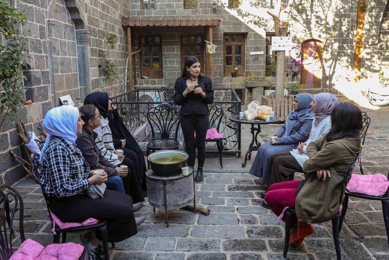 Kadınlar doğal şifa karışımlarını &ouml;ğreniyor
