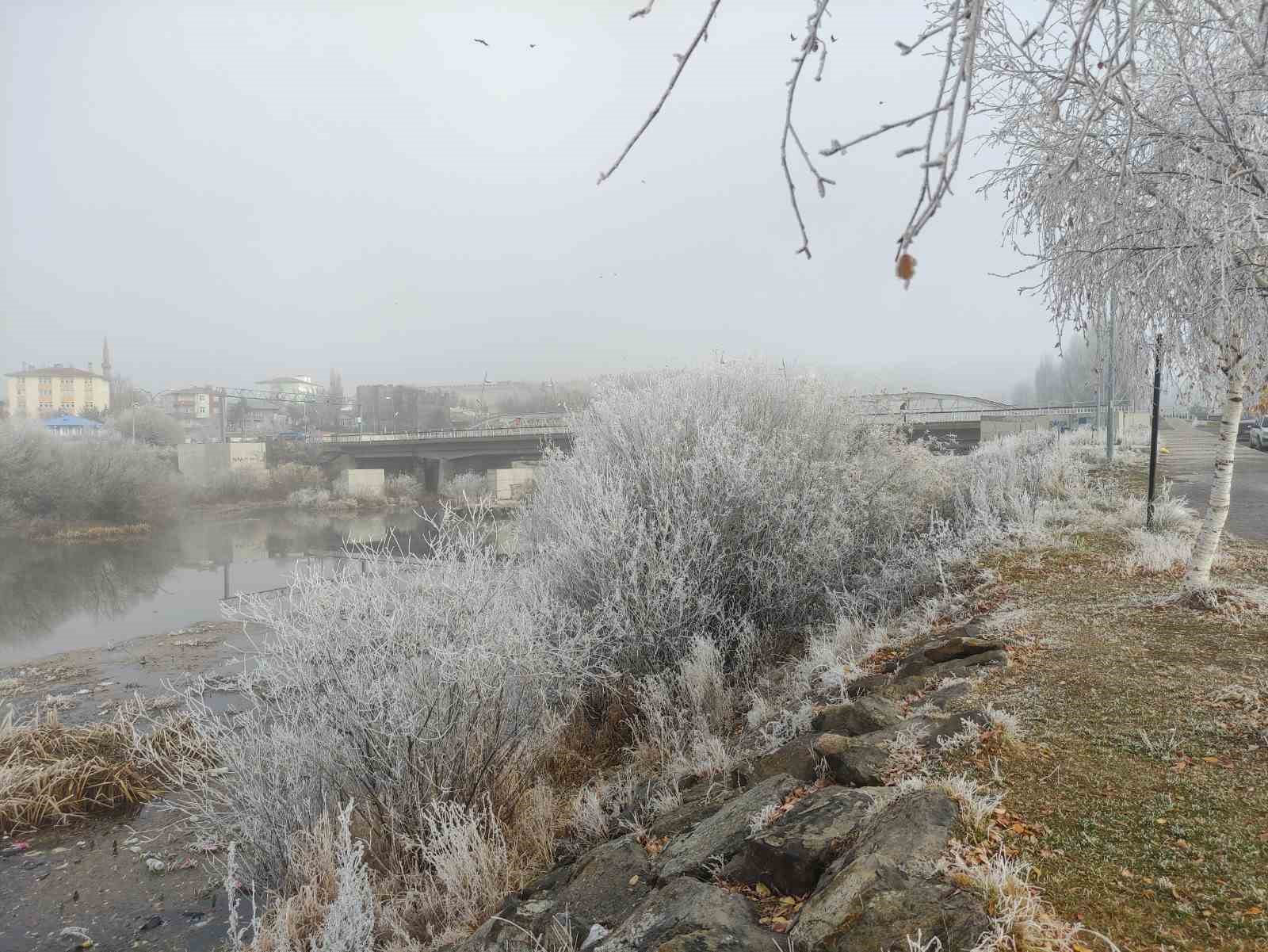 Hava sıcaklığının eksi 14,6 dereceye düştüğü Göle buz tuttu

