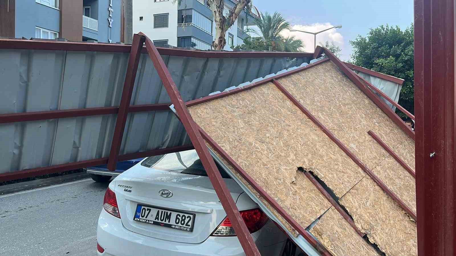Alanya&rsquo;da fırtına inşaat korkuluklarını u&ccedil;urdu, park halindeki araca zarar verdi
