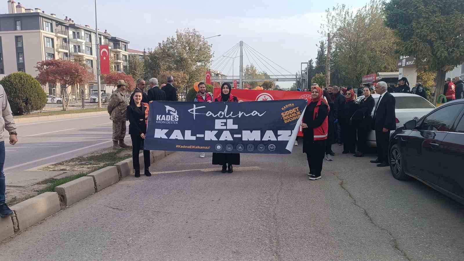 Adıyaman protokolü kadına şiddet için yürüdü